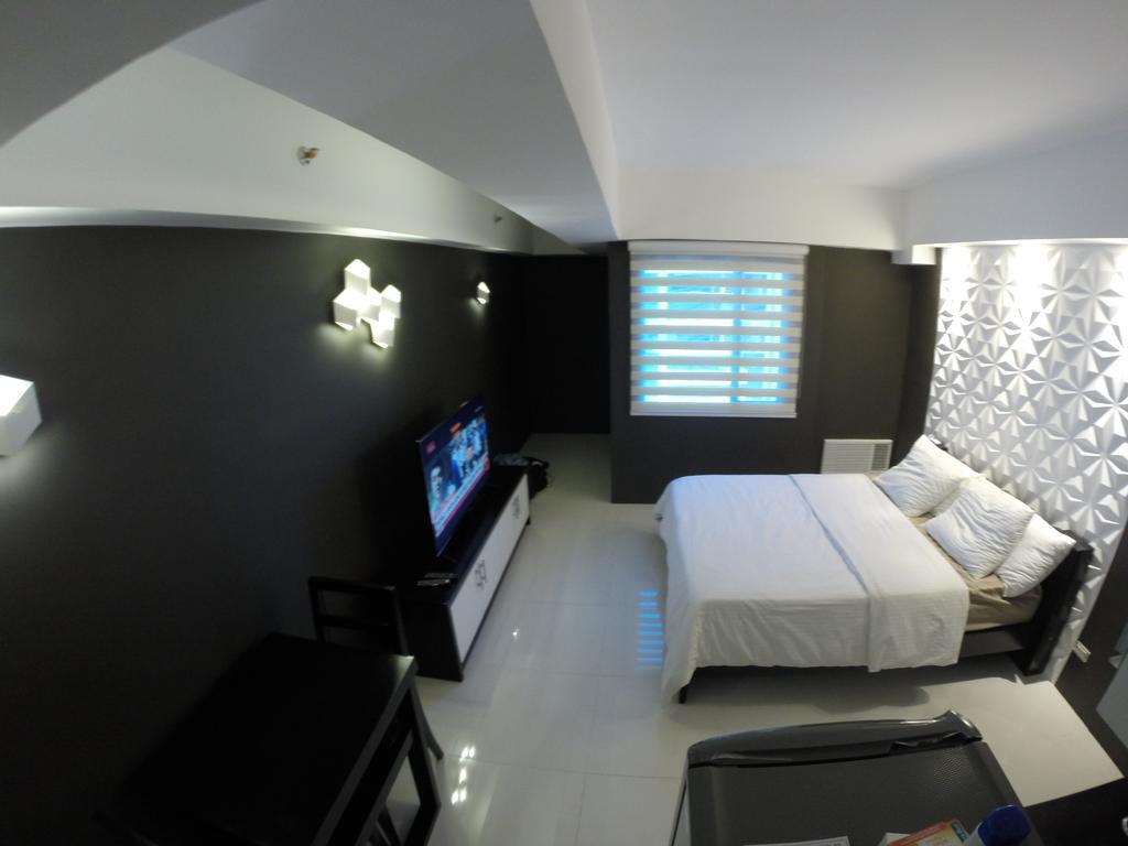 Burgundy Mckinley Place Service Apartment Manila Exterior foto