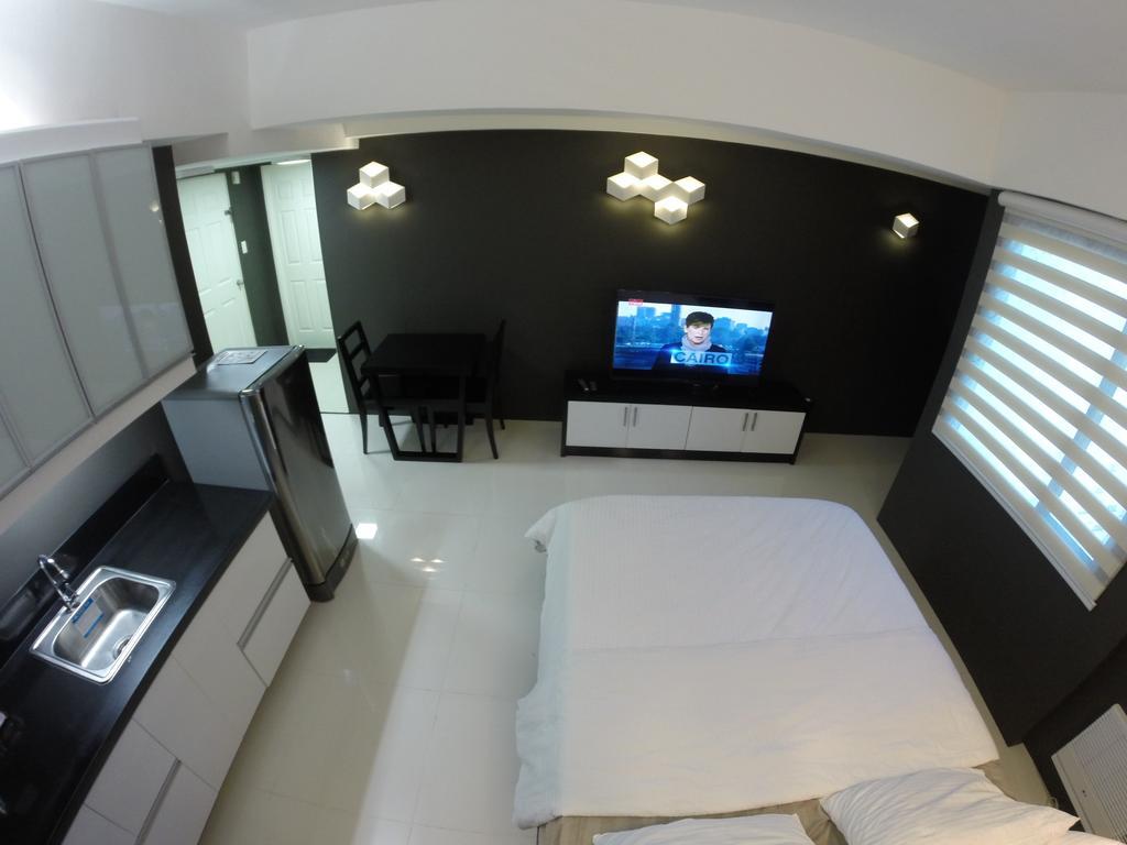 Burgundy Mckinley Place Service Apartment Manila Exterior foto