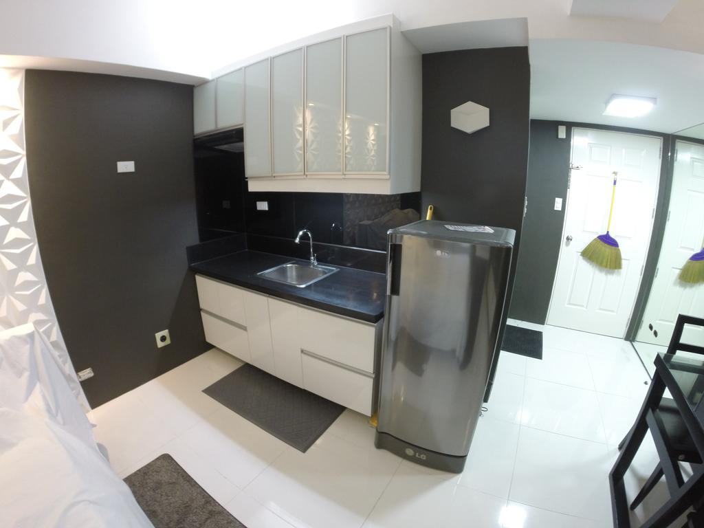 Burgundy Mckinley Place Service Apartment Manila Exterior foto