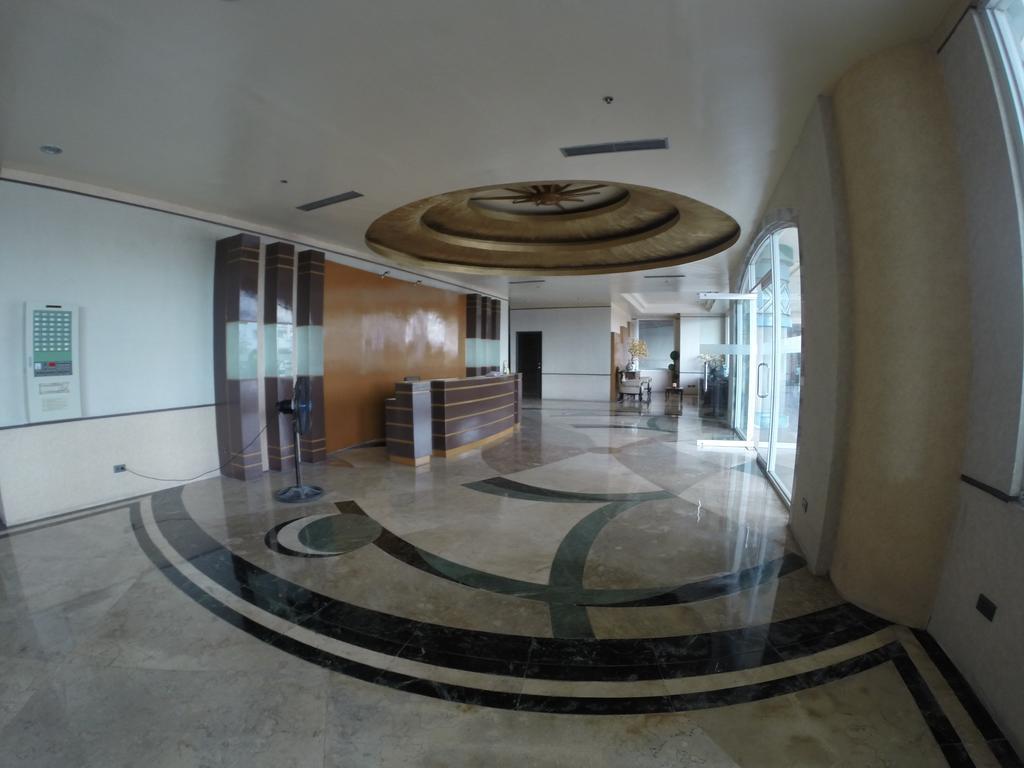 Burgundy Mckinley Place Service Apartment Manila Exterior foto