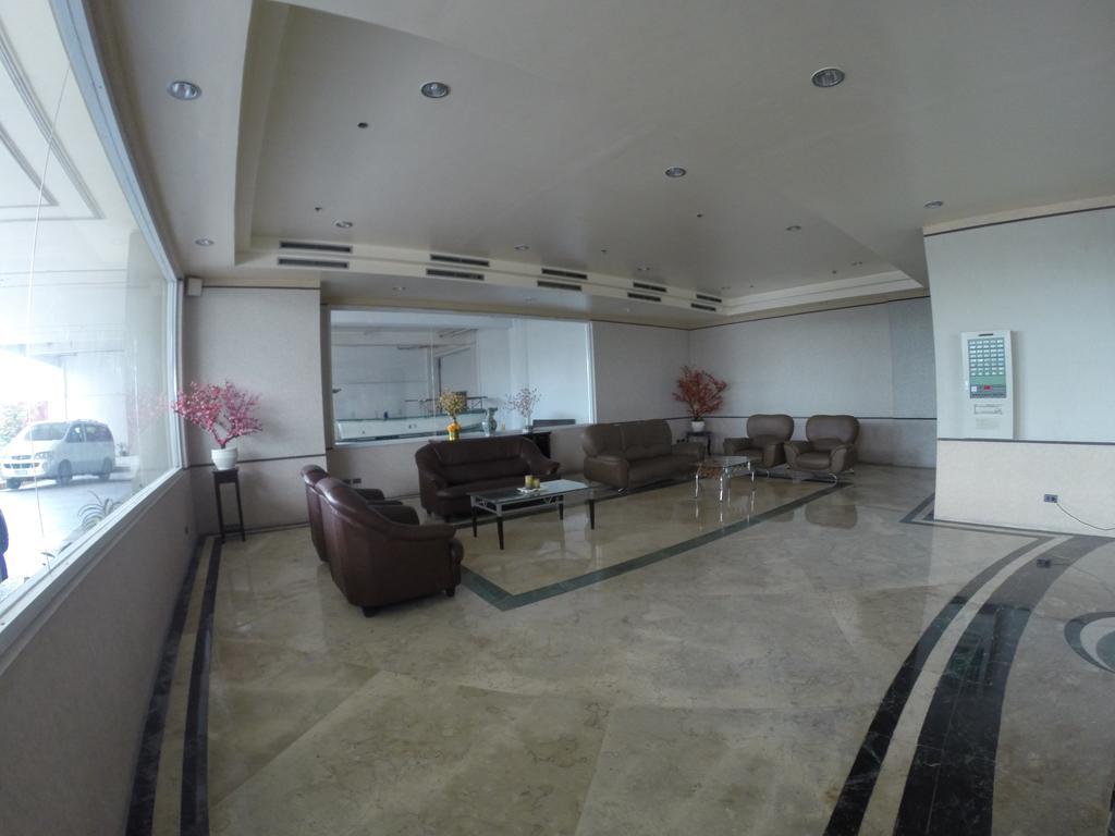 Burgundy Mckinley Place Service Apartment Manila Exterior foto